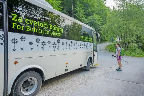 Obiskovalce spodbujajo k uporabi parkirišč, s katerih je v ačsu poletne sezone organiziran brezplačni javni prevoz. / Foto: 