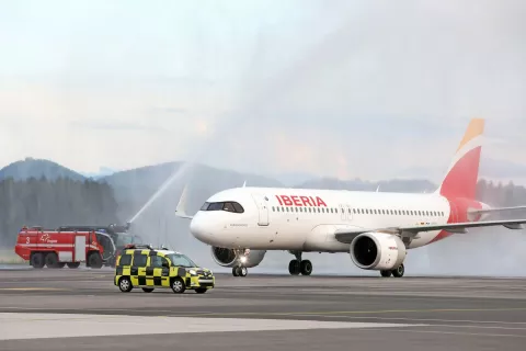 Pristanek Iberijinega letala so pozdravili z vodnimi topovi / Foto: Gorazd Kavčič / Foto: 