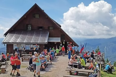 Kočo na Golici na nadmorski višini 1582 metrov v letošnjem poletju obiskujejo tako domači kot tuji pohodniki, mnogi se povzpnejo tudi na vrh Golice (1835 metrov nad morjem). /Foto: Janko Rabič / Foto: 