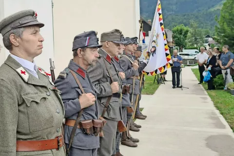 Na slovesnosti ob odkritju spomenika so bili tudi člani društva v uniformah častnega oddelka vojakov 17. cesarsko-kraljevega pešpolka. / Foto: 