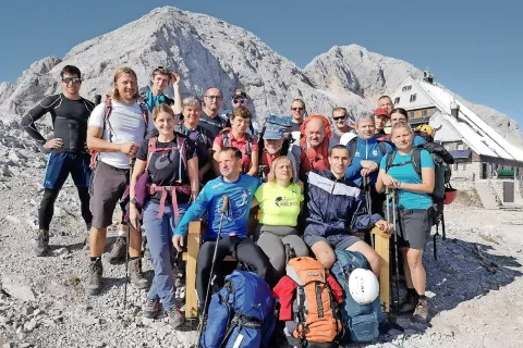 V družbi slepih, njihovih spremljevalcev, prijateljev in gorskih vodnikov na Triglavu /Foto: osebni arhiv Marjana Bogataja / Foto: 
