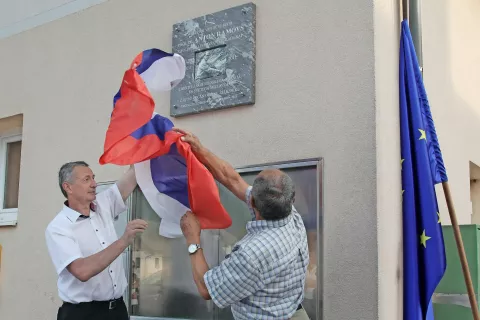 Spominsko ploščo sta odkrila župan Občine Železniki Anton Luznar in brat Antona Ramovša Jože Ramovš. / Foto: Gorazd Kavčič / Foto: 