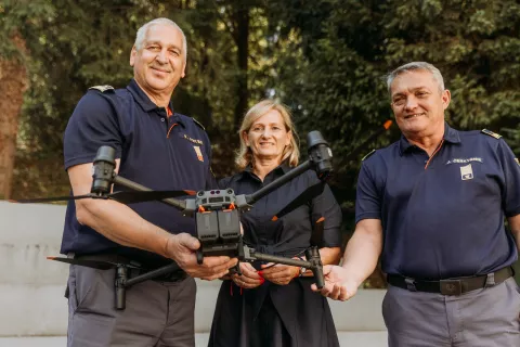 Novi dron sta iz rok Ur&scaron;ke Kos, članice poslovodstva Telemacha, prevzela poveljnik in predsednik GZS Franci Petek in Janko Cerkvenik. / Foto: Telemach