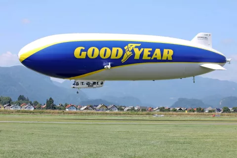 Goodyear Blimp: zračna ladja na letali&scaron;ču v Lescah / Foto: Gorazd Kavčič / Foto: 