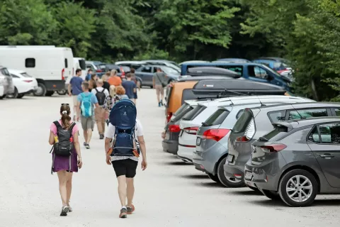 Soteska Vintgar je med najbolj priljubljenimi turističnimi in izletniškimi točkami v Sloveniji, zato je dostop do nje pogosto pometno zelo obremenjen. / Foto: Gorazd Kavčič / Foto: 