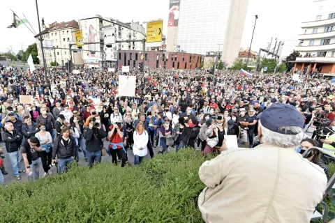 Ustavno sodišče je presodilo, da so bili vladni odloki, s katerimi so med epidemijo prepovedovali ali omejevali shode, neskladni z ustavo. / Foto: Gorazd Kavčič / Foto: 