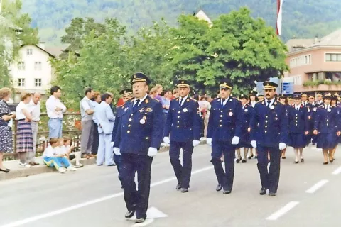 Mimohod slovenskih gasilcev v Brunecku, vodja ešalona je bil Ivan Lunar. Od leve: Franc Košnjek, Niko Legat, Pavel Hudobivnik, Metod Jamnik. / Foto: osebni arhiv Pavla Hudobivnika / Foto: 