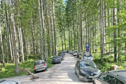 Fotografija prikazuje razmere v dolini Ravenske Kočne ob nedavnem lepem koncu tedna. Zato so se na Jezerskem odločili, da k reševanju težave preobremenjenosti s pločevino aktivno pristopijo. / Foto: arhiv občine / Foto: 