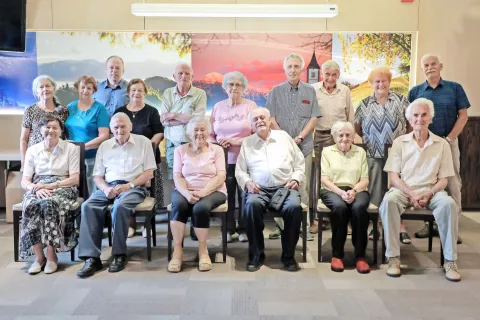 V Hotel Marinšek v Naklem so povabili najstarejše občanke in občane občine Naklo, na fotografiji skupina tistih, ki so okrogli jubilej praznovali v drugi polovici lanskega leta. / Foto: Tina Dokl / Foto: 