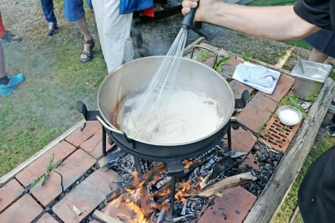Pri kuhanju masunjeka na odprtem ognju je treba natančno spremljati ogenj pod kotlom oziroma posodo, v kateri se jed pripravlja. / Foto: 