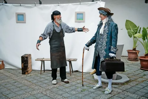 Vlogo dr. Gregorja Voglarja je odigral ljubiteljski igralec Žiga Konjar, naklanskega kovača pa Ivan Kropivnik. / Foto: Primož Pičulin / Foto: 