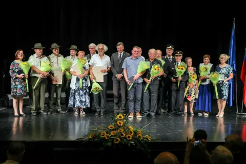 Letošnji občinski nagrajenci skupaj z županom Bohinja Jožetom Sodjo in predsednikom države Borutom Pahorjem / Foto: Tina Dokl