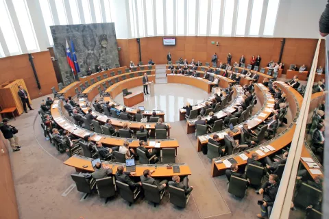 Državni zbor je zaradi veta državnega sveta včeraj moral ponovno glasovati o noveli zakona o nalezljivih boleznih. / Foto: arhiv GG / Foto: 