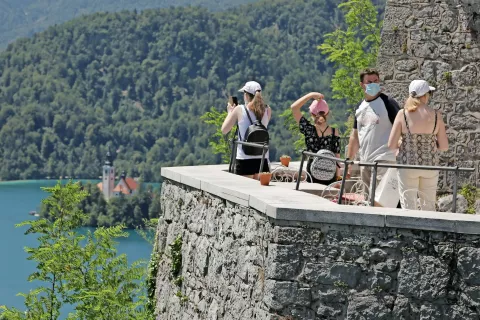 Turisti, tudi tuji, se vračajo v gorenjske turistične destinacije, a predvsem na Bledu še vedno pogrešajo skupine gostov iz oddaljenih držav. / Foto: Gorazd Kavčič / Foto: 