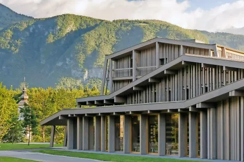 Popolnoma prenovljeni Hotel Bohinj v Ribčevem Lazu ta konec tedna že odpira vrata za prve goste. / Foto: Alpinia / Foto: 