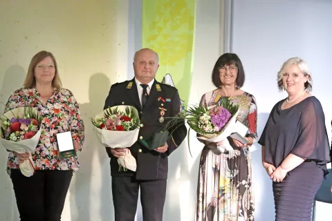 Prejemniki priznanj: ravnateljica Emilija Kavčič v imenu OŠ F. S. Finžgarja, predstavnik PGD Hlebce Jože Zima in Zlatica Demšar s predsednico Sveta Krajevne skupnosti Lesce Tatjano Justin / Foto: Gorazd Kavčič / Foto: 