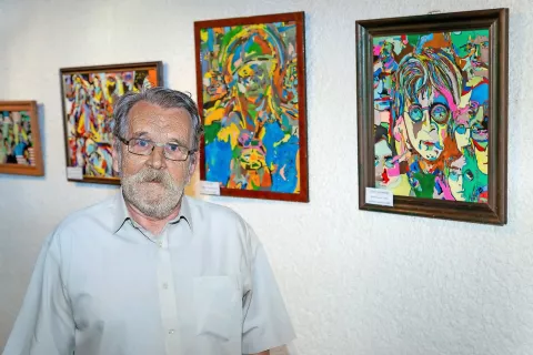 V galeriji Muzeja Železniki poteka slikarska razstava Zvonka Kerna iz Gorenje vasi z naslovom Obrazi. / Foto: Simon Benedičič / Foto: 