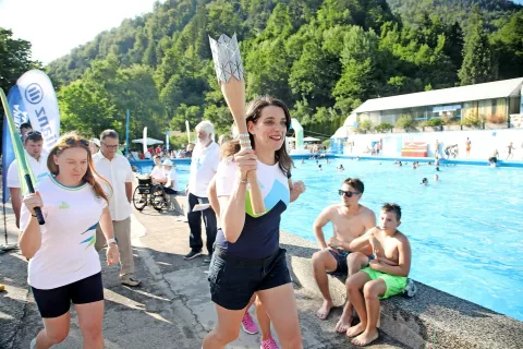 Ministrica za izobraževanje, znanost in šport Simona Kustec je s slovensko baklo v rokah slavnostno obkrožila bazen kopališča Ukova. / Foto: Gorazd Kavčič / Foto: 