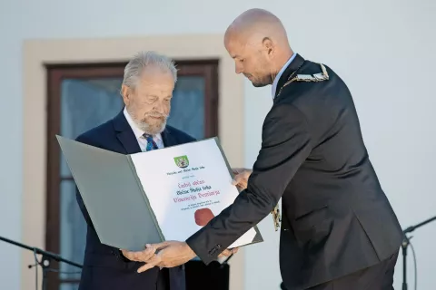 Vincencij Demšar se je ob letošnjem občinskem prazniku razveselil javnega priznanja, imenovanja za častnega občana občine Škofja Loka. Listino mu je podelil župan Tine Radinja. / Foto: Peter Košenina / Foto: 