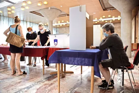 V prvih dveh dneh se je predčasnega glasovanja v državi udeležilo 54.456 volivcev oziroma 3,21 odstotka vseh volilnih upravičencev. Na referendumu o drugem tiru leta 2017 je v dveh dneh predčasno glasovalo 8.378 volivcev oziroma 0,49 odstotka vseh volivcev. / Foto: Gorazd Kavčič / Foto: 