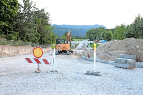 Prebivalci Lipniške doline se zaradi obsežnih obnovitvenih del na železniški in cestni infrastrukturi dnevno srečujejo z novimi in novimi omejitvami. / Foto: Tina Dokl / Foto: 