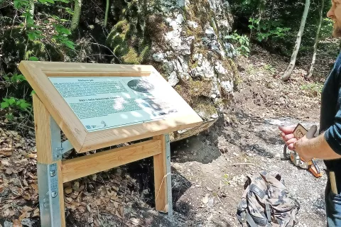 Nova informacijska tabla na mestu, kjer so leta 1865 uredili prve svetlobno-zračne kopeli na svetu. / Foto: 