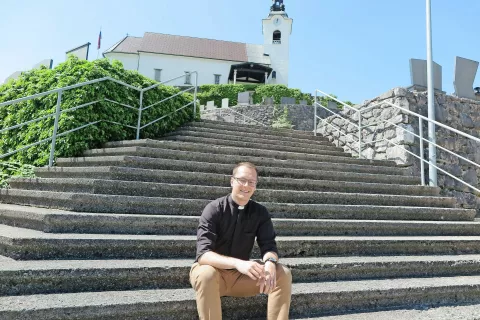 Boštjan Dolinšek pred župnijsko cerkvijo sv. Benedikta v Stranjah / Foto: Jasna Paladin / Foto: 