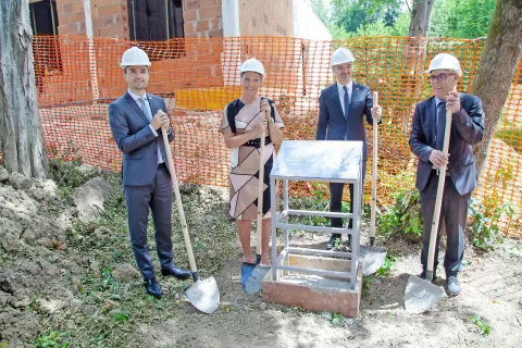 Pri položitvi temeljnega kamna so sodelovali ministra Matej Tonin in Janez Cigler Kralj, direktorica Sanda M. Gavranović in župan Stanislav Poglajen. / Foto: 