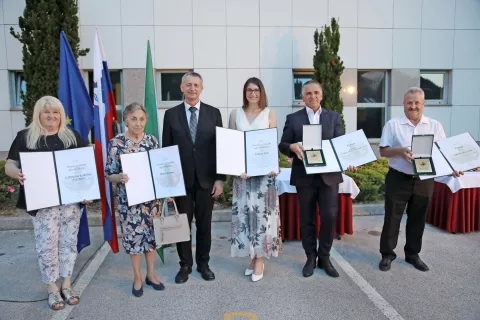 Prejemniki občinskih priznanj: Mateja Tušek (v imenu Župnijske karitas Železniki), Helena Kramar, župan Anton Luznar, Mirjam Tolar, direktor nagrajenega podjetja Lotrič Meroslovje Marko Lotrič ter Mirko Berce / Foto: Gorazd Kavčič / Foto: 