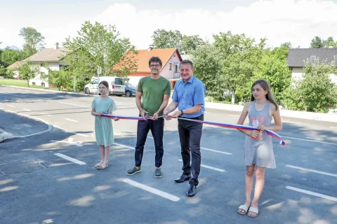 Obnovljeno cesto v Mavčičah sta z rezanjem traku odprla župan Matjaž Rakovec (levo) in predsednik KS Mavčiče Marjan Tušar. / Foto: Tina Dokl / Foto: 