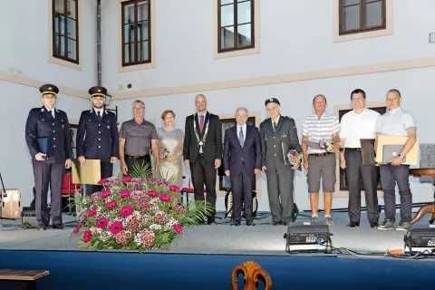 Dobitniki občinskih priznanj s škofjeloškim županom Tinetom Radinjo / Foto: Peter Košenina / Foto: 