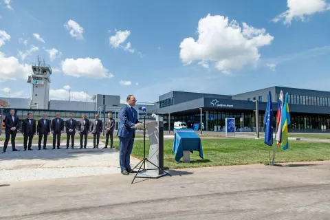 Spominsko obeležje na brniškem letališču je odkril minister za infrastrukturo Jernej Vrtovec. / Foto: Aleš Senožetnik / Foto: 