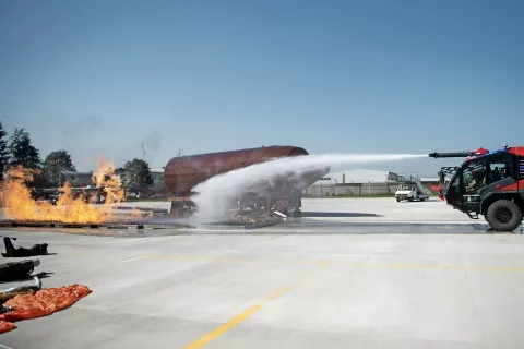 Po trku vojaškega transportnega letala in šolskega letala PC-9M je izbruhnil požar. / Foto: Primož Pičulin / Foto: 