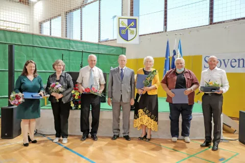 Župan Ivan Meglič s prejemniki letošnjih občinskih priznanj / Foto: Tina Dokl / Foto: 