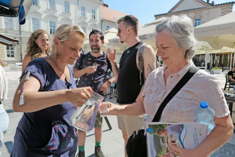 Okušanje hladne izvirske vode na kamniškem Glavnem trgu se je v vročem dopoldnevu še posebno prileglo. / Foto: 