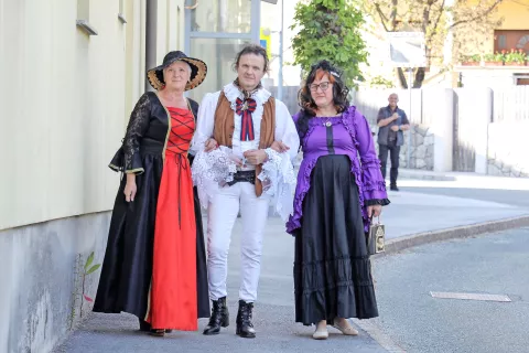 Z desne: Tanja Šubelj in Florjan Sušnik, »grofica in grof«, v družbi domačinke Darinke Kostadinovič na dan občinskega praznika / Foto: Tina Dokl / Foto: 