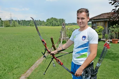 Žiga Ravnikar je Sloveniji pristreljal kvoto za olimpijske igre, ali bo v Tokio potoval prav on, pa še ne ve. Lokostrelci ta četrtek potujejo na tekmovanje v Pariz, kjer bodo imeli možnost ustreliti ekipno kvoto, kar bi pomenilo, da bi šli na olimpijske igre trije. / Foto: Maja Bertoncelj / Foto: 