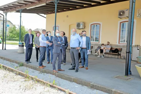 Minister Jernej Vrtovec si je v družbi župana Tineta Radinje ogledal škofjeloško železniško postajo, za obnovo katere že pripravljajo dokumentacijo. / Foto: Tina Dokl / Foto: 