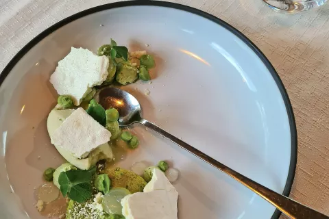 Sladica: grahova tortica, limonin gel, grahov mousse z materino dušico, sladoled iz zajčje deteljice in limone ter meringa / Foto: 