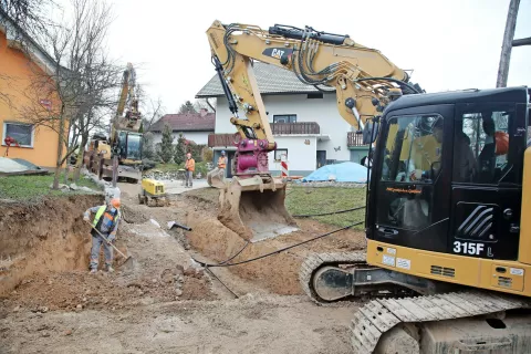 Gradbena dela v okviru projekta Gorki 2 so stekla marca 2019 v Predosljah, na Mlaki pri Kranju (na sliki) pa septembra 2019. Gradnja se je deloma zavlekla tudi zaradi epidemije. / Foto: Gorazd Kavčič (arhiv) / Foto: 