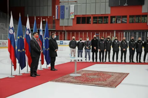 Predsednik države Borut Pahor je odlikovanje vročil predsedniku društva Petru Bohincu. Slovesnost je potekala na ledu, ob prisotnosti hokejistov in s podporniki na tribunah. / Foto: Gorazd Kavčič / Foto: 