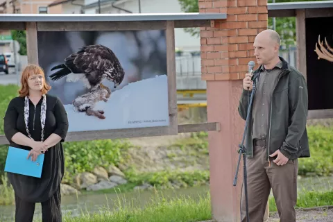 Festival se je začel z odprtjem razstave z naslovom Pustimo jim živeti, ki je na ogled v Galeriji na prostem ob Knjižnici Medvode. Slavnostni govornik je bil Rok Černe, levo Sabina Spanjol iz Javnega zavoda Sotočje, ki je organizator festivala. / Foto: Maja Bertoncelj / Foto: 