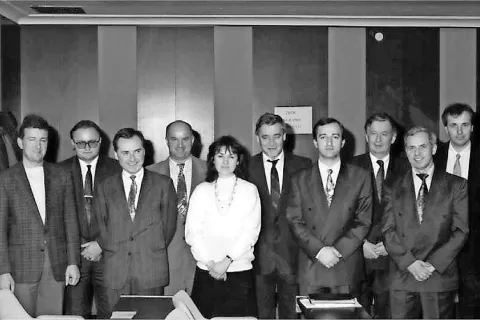 Delegati Skupščine Občine Kamnik so 9. decembra 1992 izvolili nov Izvršni svet Občine Kamnik (od leve): Demeter Sadnikar, Dušan Žumer, Janez Stražar, Marijan Stele, Judita Mlinar Kern, Janez Brlogar, predsednik Mihael Novak, Branko Novak, Janez Andrejašič in dr. Janko Urbanc. / Foto: arhiv Mihaela Novaka / Foto: 