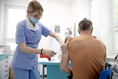 Ta teden v Tržiču poteka množična cepilna akcija, cepijo v dveh izmenah od jutra do večera, v tem tednu bodo tako cepili tisoč ljudi. / Foto: Gorazd Kavčič / Foto: 