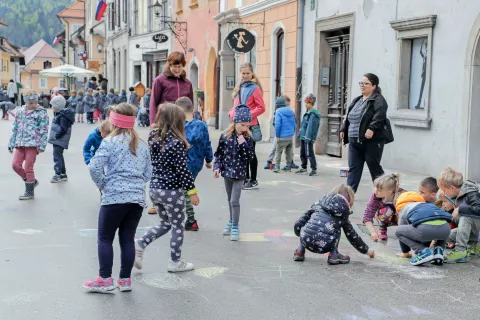 Otroci vrtca Škofja Loka so v okviru dogodka Mestni travnik mestno jedro Škofje Loke porisali z barvnimi kredami. / Foto: Tina Dokl / Foto: 