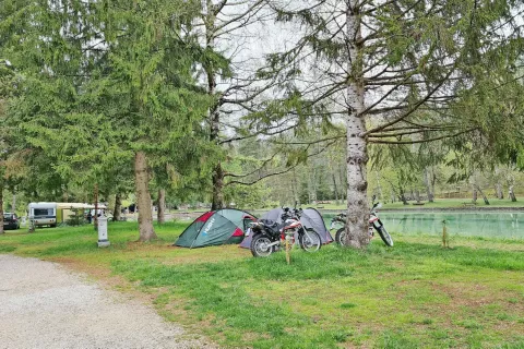 Gorenjski kampi so med prvomajskimi prazniki bolj ali manj samevali predvsem zaradi slabega vremena. Ponudniki upajo, da jih v prihodnje pri obratovanju ne bodo preveč omejevali za kampe izrazito bolj restriktivni ukrepi kot za druge nastanitvene ponudnike. / Foto: 