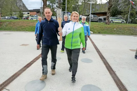 Na mojstranski Trg olimpijcev sta baklo prinesla Alenka Dovžan in Rajko Lotrič. / Foto: Tina Dokl / Foto: 