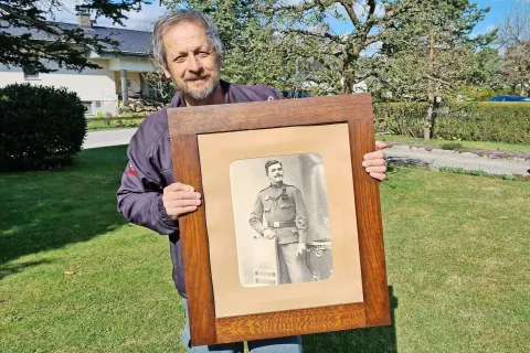 Lojze Budkovič s fotografijo vojaka, katerega identiteto bi rad odkril. / Foto: 