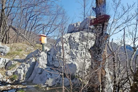 Skrinjica na Firstovem repu s smerokazom proti Loški steni / Foto: Jelena Justin / Foto: 