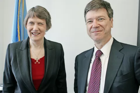 Profesor Jeffrey Sachs in nekdanja novozelandska premierka Helen Clark, ko je bila vodja programa ZN za razvoj (UNDP), New York, 6. 5. 2009 / Foto: Wikipedija / Foto: 